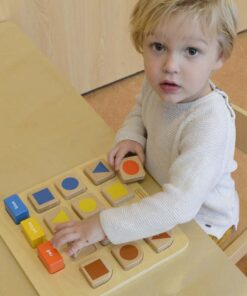 Edukacinis žaidimas formų ir spalvų rušiuotojas