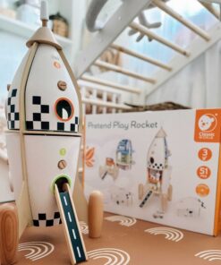 CLASSIC WORLD medinis raketos formos vaikų namelis + figūrėlės ir aksesuarai