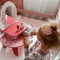 TOOKY TOY rožinis medinis kosmetinis staliukas su veidrodžiu