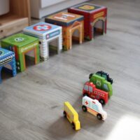WOOPIE GREEN Dėlionės kubeliai Miesto transporto priemonės dėžutėse + figūrėlės 10 vnt.