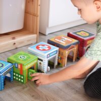 WOOPIE GREEN Dėlionės kubeliai Miesto transporto priemonės dėžutėse + figūrėlės 10 vnt.