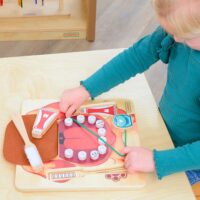 MASTERKIDZ Mokymasis sveikos burnos higienos ant šuns pavyzdys – Montessori švietimo sienos lenta
