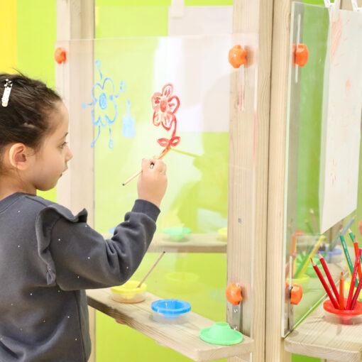Classic World EDU trijų pusių molbertas „Art Center“ – kūrybos erdvė trims vaikams vienu metu