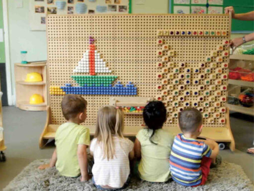MASTERKIDZ STEM Manipulation Board – mobilus edukacinis manipuliacijų stendas su perforuota sienele