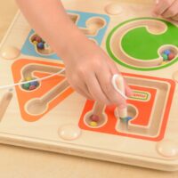 Masterkidz medinis magnetinis labirintas su magnetiniu pieštuku