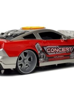 Sportinis automobilis su DJ pultu