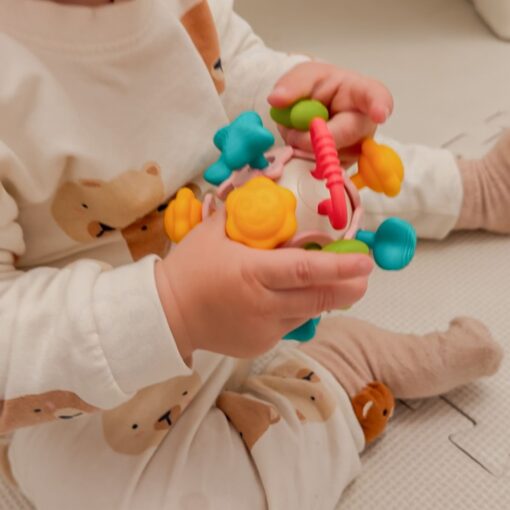 „WOOPIE BABY“ minkštas barškučiai – 4 viename kramtukas ir sensorinis žaislas kūdikiams nuo 0 mėn.