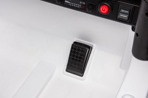 Elektrinis automobilis Toyota FJ baltas