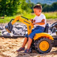 FALK „Komatsu“ pedalinis traktorius su ekskavatoriaus kaušu ir priekaba