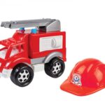 Gaisrinės automobilis su kopėčiomis ir šalmu – ugniagesio rinkinys