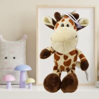 Pliušinė žirafa su siurbtuku 23 cm