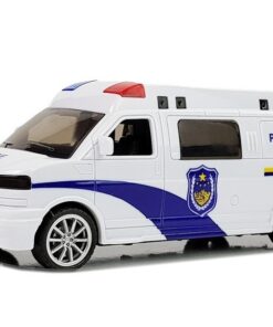 Policijos automobilis su traukimo mechanizmu
