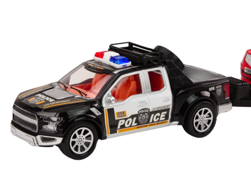 Policijos pikapas su tralu ir visureigiu