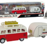 Raudonas autobusas su kemperio priekaba