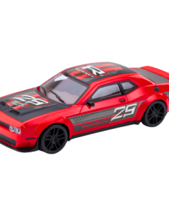Raudonas sportinis automobilis su pavara