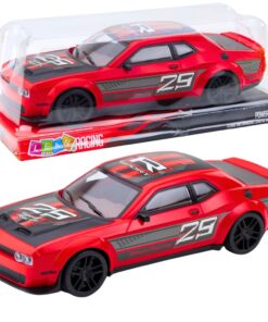 Raudonas sportinis automobilis su pavara