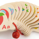 VIGA medinė Montessori abėcėlės ir anglų kalbos mokymosi knygelė