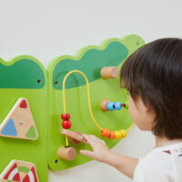 VIGA medinė manipuliacinė sensorinė lenta „Krokodilas“ Montessori