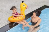 Vaikiškas žirafos plaukimo ratas
