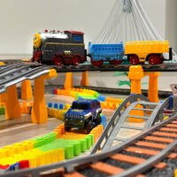 „WOOPIE“ elektrinis traukinys 2in1 lenktynių trasa – viadukas ir automobiliai (XXL