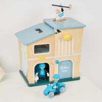CLASSIC WORLD medinė policijos stotis su automobiliu