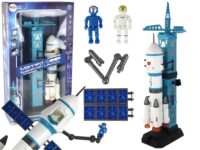 Kosminė raketa su paleidimo bokštu ir astronautais