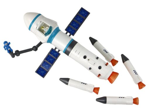Kosminė raketa su paleidimo bokštu ir astronautais