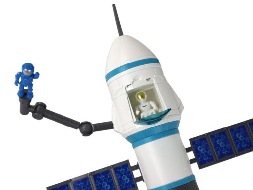 Kosminė raketa su paleidimo bokštu ir astronautais
