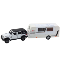 Metalinis baltas off-road automobilis su kemperiu 1:32