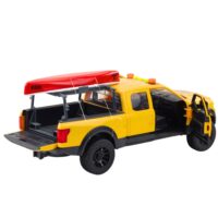 Off-road pikapas su baidare ir efektais