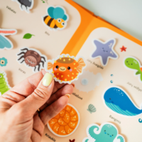 Veiklos knygelė „Gyvūnai“ su daugkartiniais lipdukais ir piešimu vandeniu – 2 veiklos vienoje - Image 3