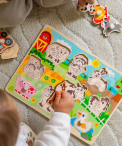„WOOPIE GREEN“ medinė Montessori dėlionė – ferma su kaištukų (smeigtukų) derinimu.