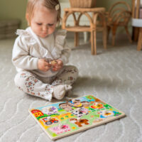 „WOOPIE GREEN“ medinė Montessori dėlionė – ferma su kaištukų (smeigtukų) derinimu.