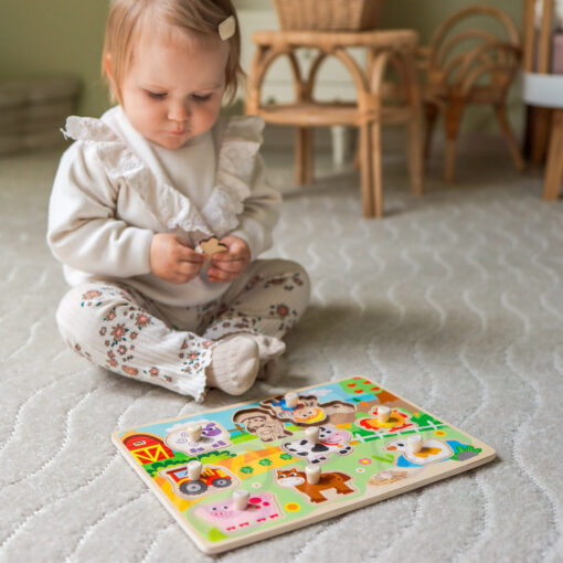 „WOOPIE GREEN“ medinė Montessori dėlionė – ferma su kaištukų (smeigtukų) derinimu.