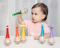 CLASSIC WORLD barškutis 2 viename – medinis vaivorykštės spalvų marakasų instrumentas