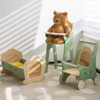 Classic World medinė retro maitinimo kėdutė lėlėms – su rataniniu atlošu