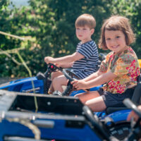 FALK New Holland T8 Eco Design pedalinis traktorius su kaušu ir priekaba