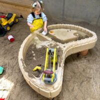 Little Tikes statybų tematikos smėlio ir vandens stalas su koparka