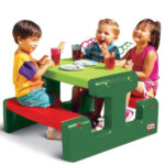 Little Tikes žaliai‑raudonas pikniko stalas su sėdynėmis