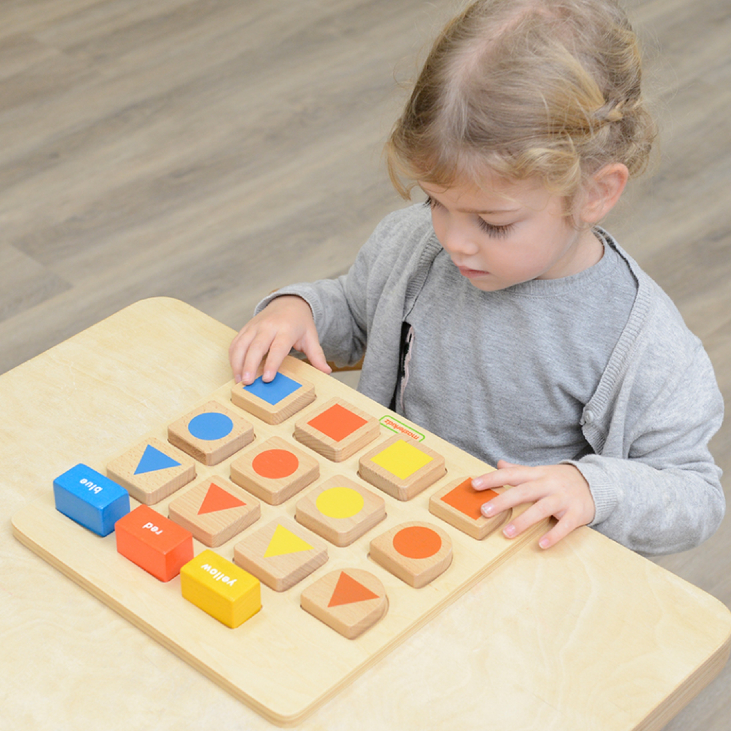 Masterkidz edukacinė rūšiavimo lenta „Formos ir spalvos“ – 15 el.