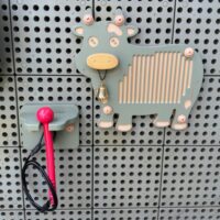 Masterkidz muzikinis STEM panelis „Muzikinė karvė“ – guiro + varpelis (3+)