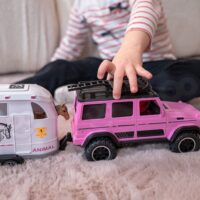 Rožinis visureigis su šviesomis ir garsais
