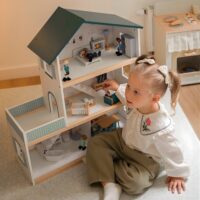 Tooky Toy modernus 3 aukštų medinis lėlių namas su 6 lėlėmis ir baldais