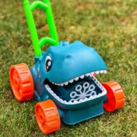 WOOPIE Dinozauras – automatinė muilo burbulų mašina su stumduku