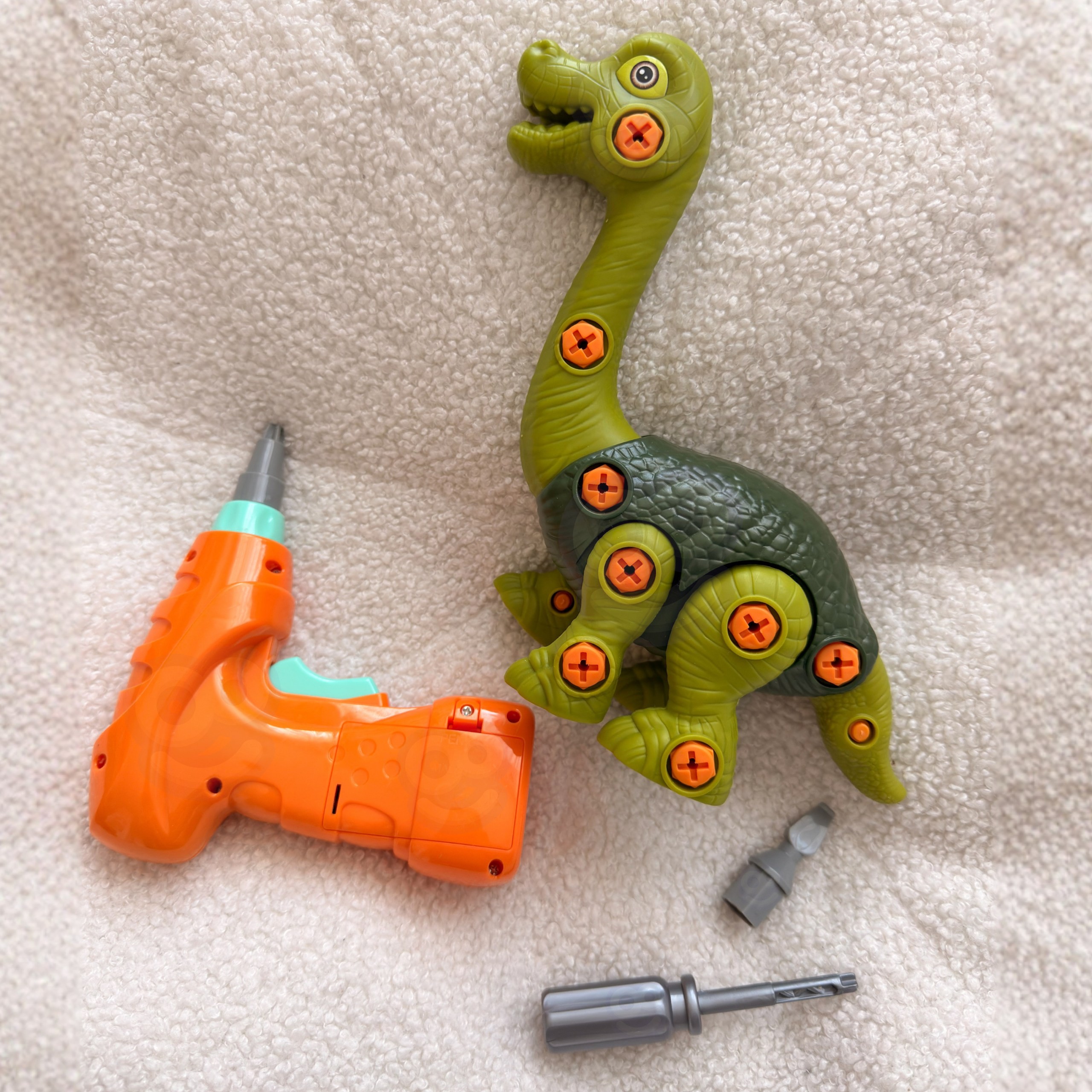 Woopie "Brachiosaurus" - ehituskomplekt elektrilise puuri ja 28 osaga