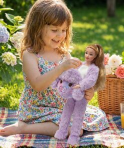 Woopie ROYAL lėlė Emi – 29 cm lėlė su pūkuotu violetiniu kostiumu