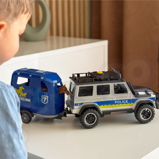 Woopie policijos visureigis su žirgų priekaba