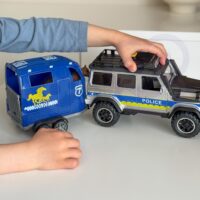 Woopie policijos visureigis su žirgų priekaba