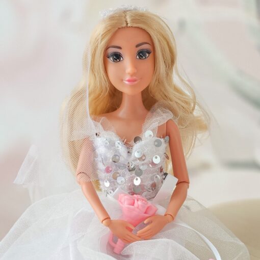 „Lily Bride Doll – vestuvinė lėlė su balta suknele