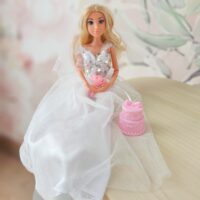 „Lily Bride Doll – vestuvinė lėlė su balta suknele
